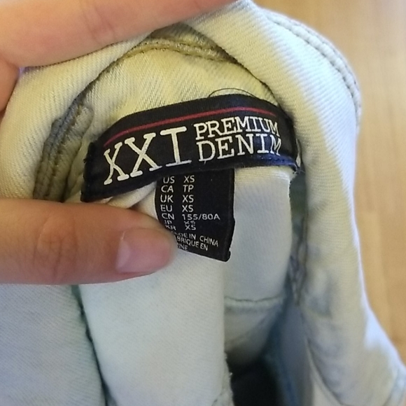 Light Blue Cropped Denim Jacket - Picture 3 of 3